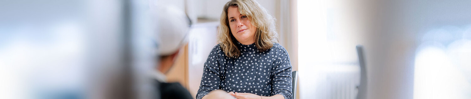 Das Bild zeigt eine Gesprächssituation in der Ambulanz Mariahilf