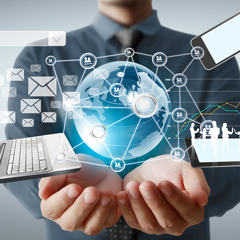 Symbolbild IT-Services mit Weltkugel, Laptop, Handy und Datenverbindung