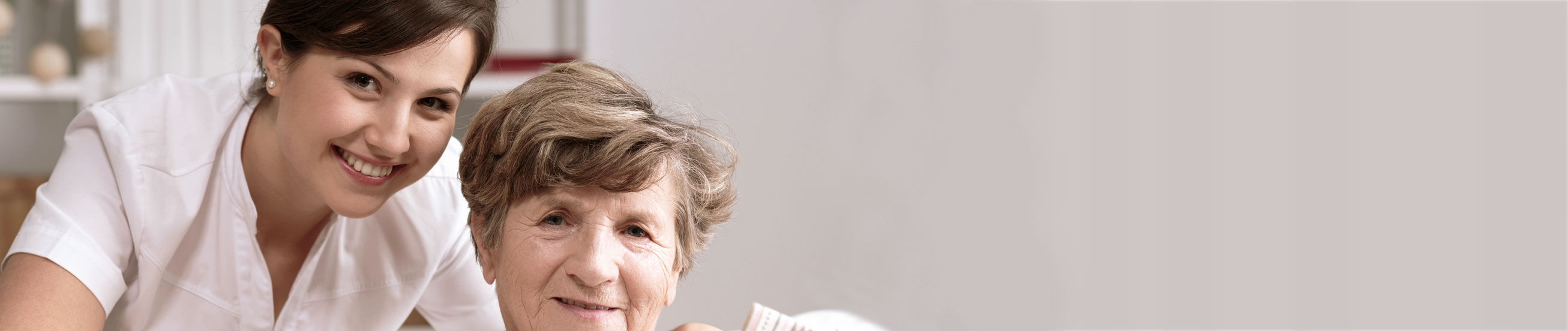 Das Bild zeigt eine Heimhelferin im Seniorenheim.