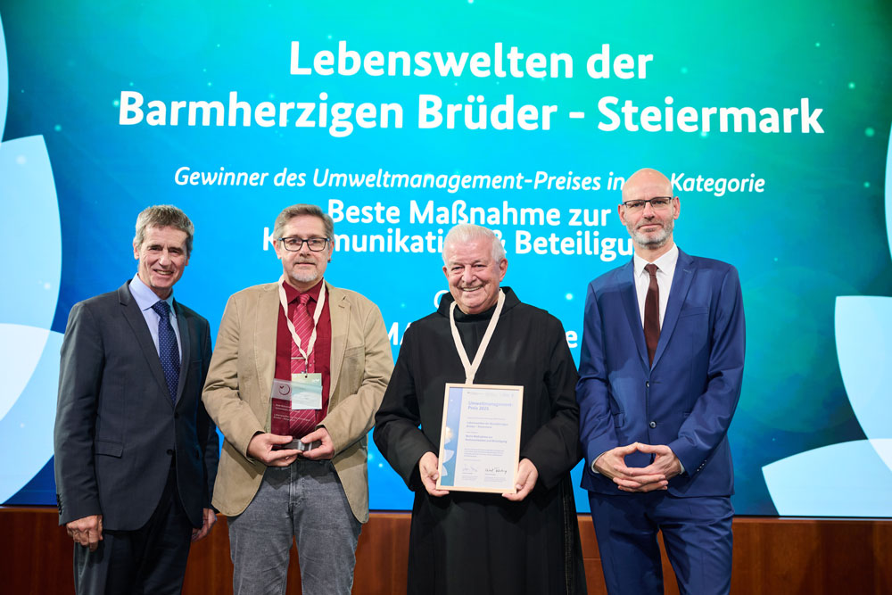 Frater Paulus und Günther Tausz nahmen die Auszeichnung in Berlin entgegen.