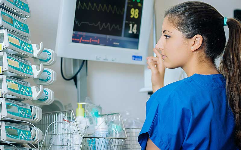 Das Bild zeigt einer Pflegeperson auf einer Intensivstation.