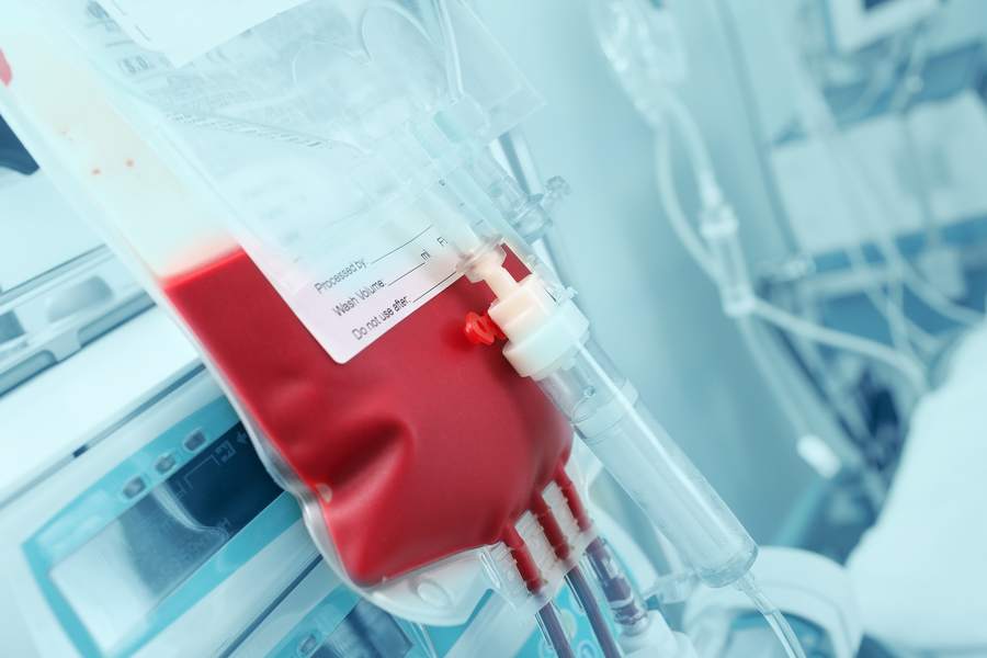 Blood for transfusion on a background of hardware in the intensi / Depositphotos.com/sudok1 Blood for transfusion on a background of intensive care units equipment
