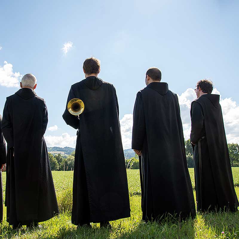 Das Bild zeigt Brüder im Gespräch.