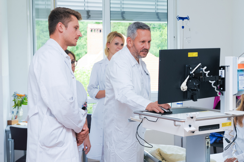Prim. Dr. Gröchenig mit Ärzten