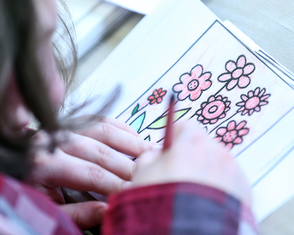 Kreativ sein / volker.weihbold+43.664.8157545 Eine Kundin malt ein Blumenbild aus