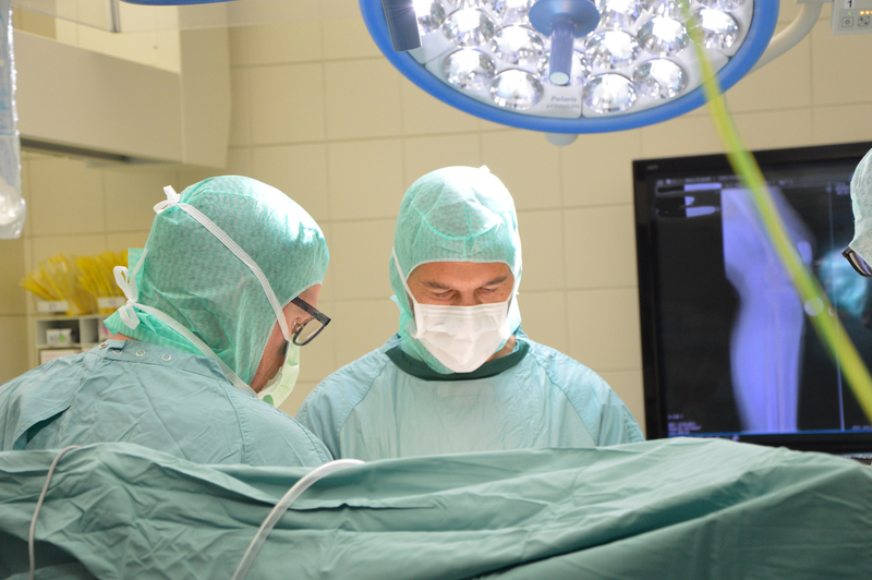 Prim. Dr. Oliver Djahani Knie-OP