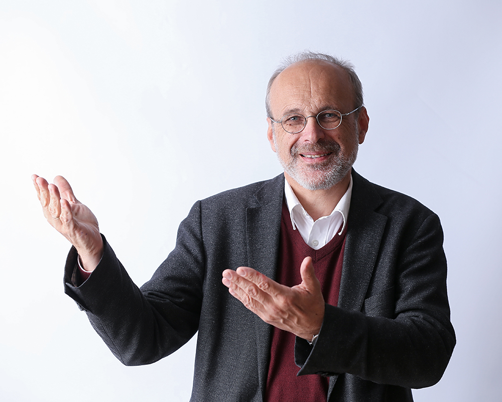 Primar Fellinger zeigt die Gebärde für Einladen