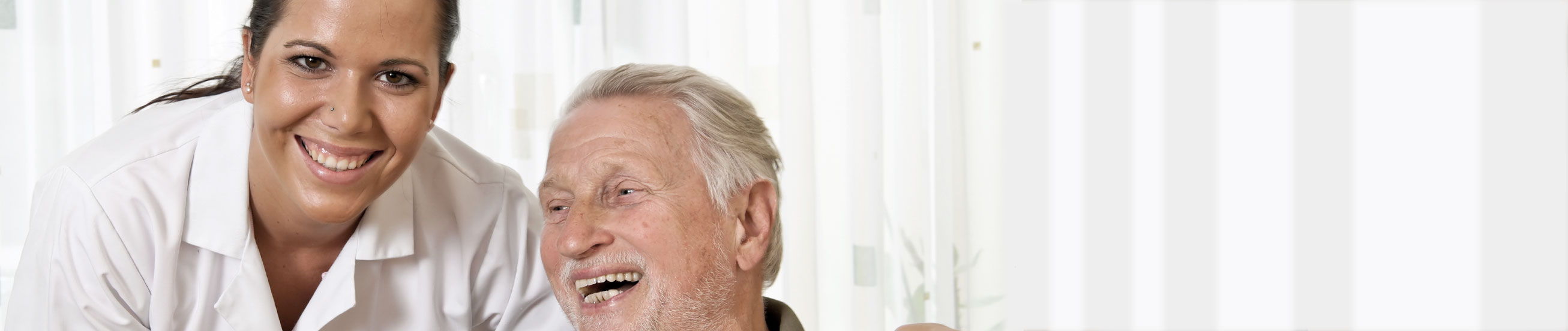 Das Bild zeigt eine Pflegemitarbeiterin mit einem Bewohner.