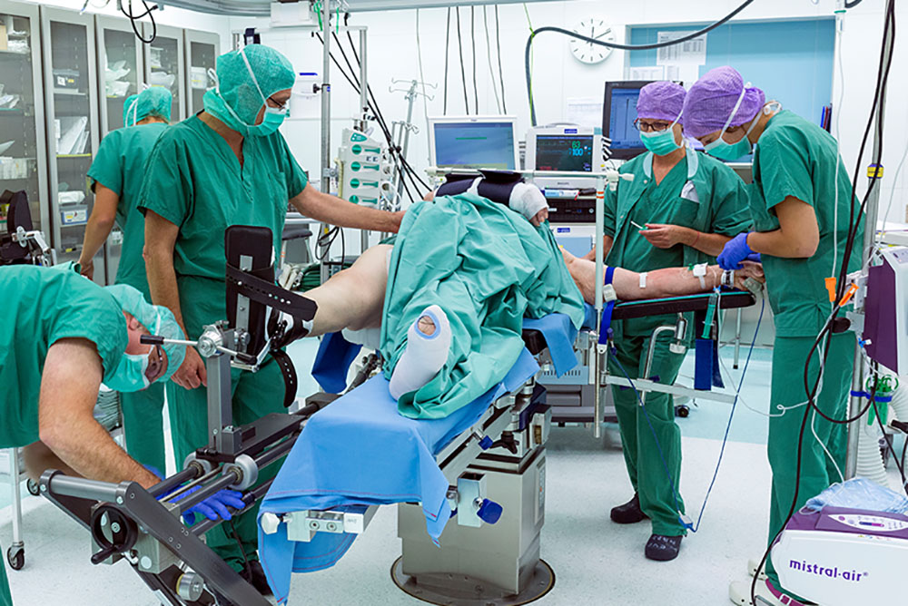 Unfallchirurgen bei einer OP