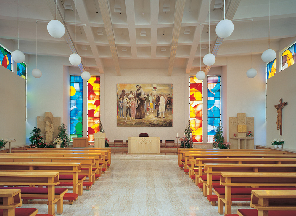 Zeigt den Mittelgang der Krankenhauskirche mit dem Altarbild. 