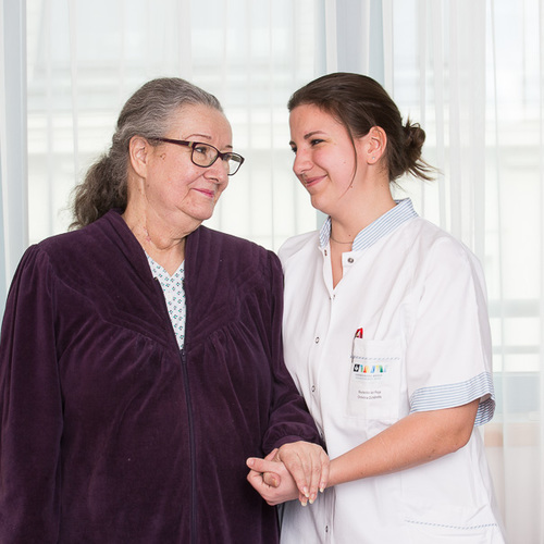 Das Foto zeigt eine Patientin und eine Pflegerin