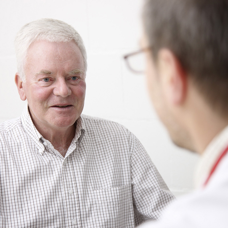 Ein Patient. Ein Doktor. Sie schauen sich an. 