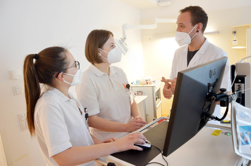 Nursing Training Unit / EKH Studentinnen mit Praxisanleiter