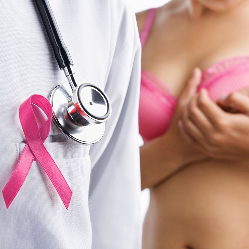 Arzt mit Patienten mit rosa Schleife. 