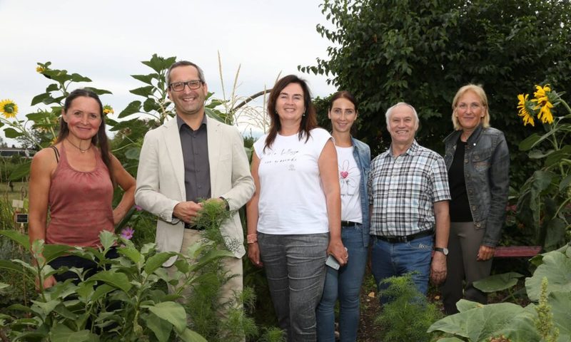 Hannes Krainz Therapiegarten VIVA; Birgit Gabalier, SR Mag. Franz Petritz, KH Leitung Mag. Dr. Elke Haber, Kerstin Fanzott, VIVA-Leiter Ernst Nagelschmied und Dr. Birigit Trattler