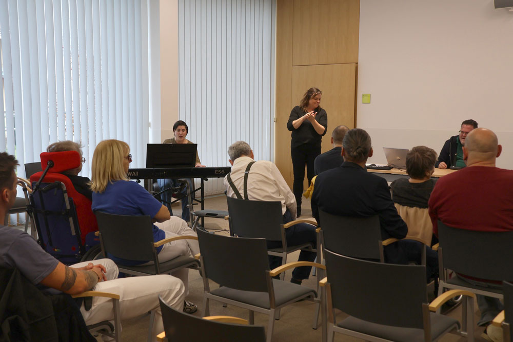 Der Festakt wurde musikalisch umrahmt in simultan in Gebärdensprache übersetzt.