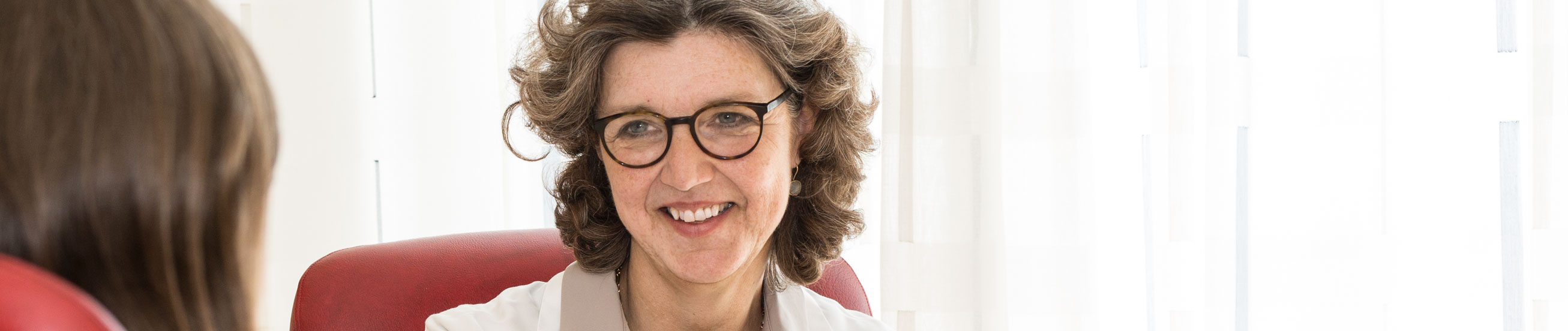 Das Bild zeigt eine Psychologin beim Beratungsgespräch.