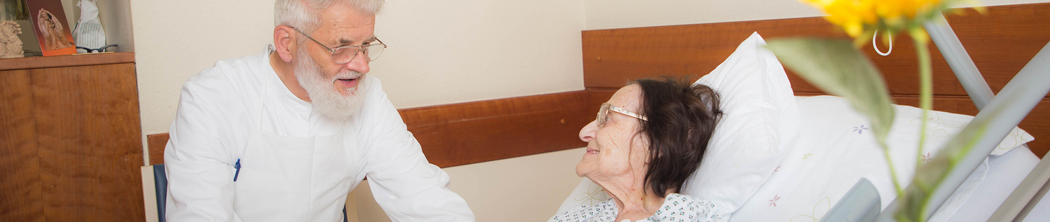 Krankenhaus der Barmherzigen Brüder Salzburg Foto: Mike Vogl - VOGL-PERSPEKTIVE.AT -  16.8.2018  Frater Edmund Scherer OH mit Patientin