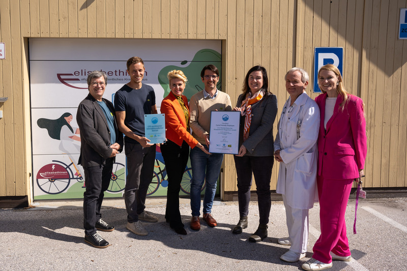 Am Bild: DGKP Corina Unterweger, Harald Morak, MBA MSc, Prof.  Mag. Roland Lassenberger, Gerald Schumer, Stadträtin Sandra Wassermann, Dipl.-Ing. Christoph Zettinig, Mag. Dr. Elke Haber, MBA, ÄL Prim. Dr. Hans Jörg Neumann, MSc und Silvia Lueger, MSc