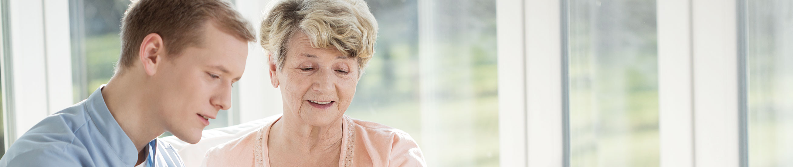 Das Bild zeigt einen Ehrenamtlichen im Seniorenheim.