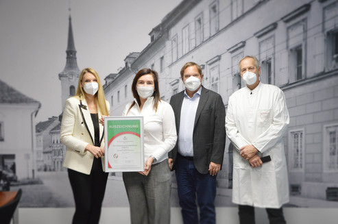 Re-zertifiziert bis 2025: Das Elisabethinen-Krankenhaus Klagenfurt verlängert die Kooperation mit dem Dachverband der Selbsthilfe Kärnten Am Bild: Pflegedirektorin DGKP Silvia Lueger, MSc, Kaufmännische Direktorin Mag. Dr. Elke Haber, MBA, Geschäftsf