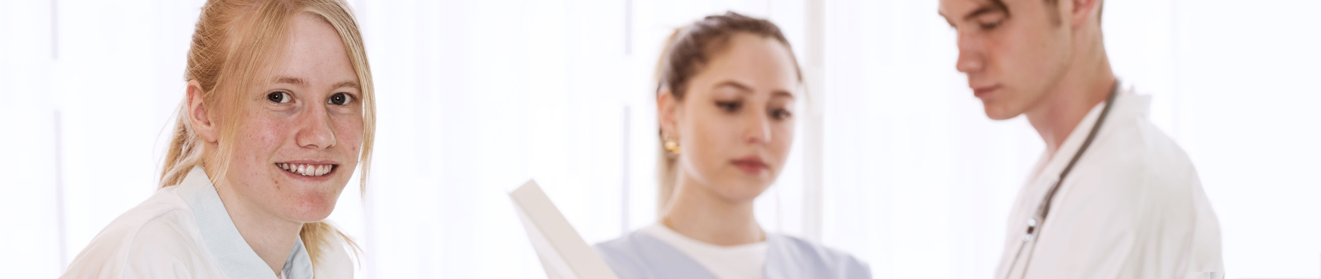 Das Bild zeigt Mitarbeiterinnen und Mitarbeiter aus Pflege und Medizin.