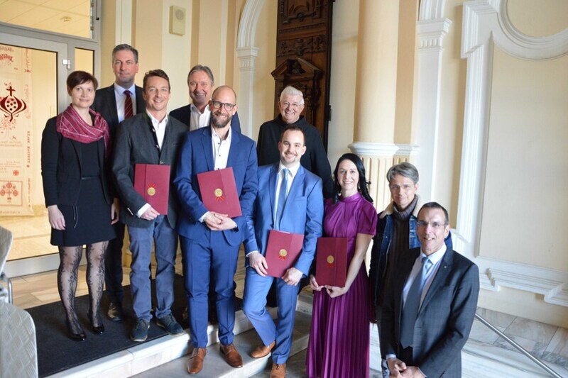 Oberarzt Ernennungen / Barmherzige Brüder Foto © Barmherzige Brüder Am Bild: Die neuen Oberärzte (mittig v.l.n.r.:) OA Dr. Michael Schreibmayer, OA Matthias Coenen, OA Dr. Daniel Schmid und Oberärztin Dr. Barbara Kohlweg und OA Dr. Björn Hilmar mit den Abteilungsvorständen Prim. Priv.-Doz. D