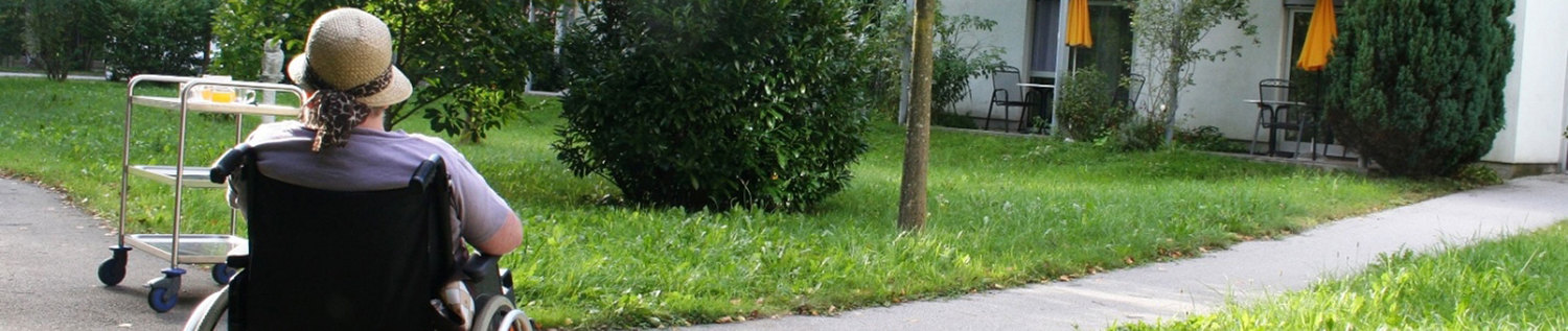 Hier sehen Sie einen Patienten im Hospizgarten