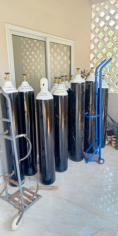 Das Bild zeigt Sauerstofflaschen.