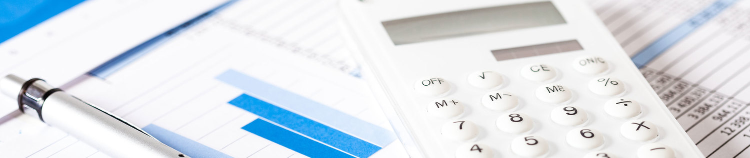 Das Bild zeigt Tabellen und einen Taschenrechner.