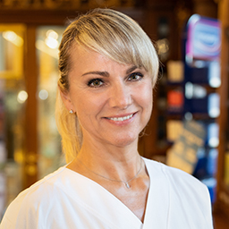 Mag. Petra Riegler, Apothekenleitung 
