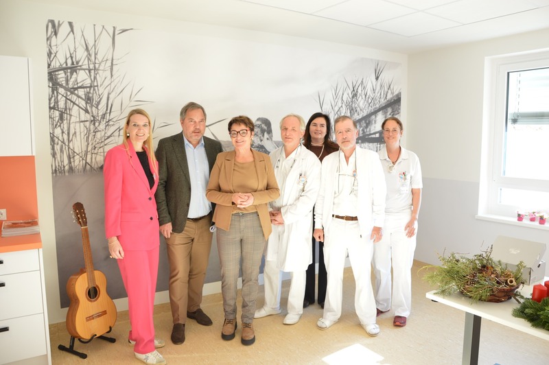 Vorweihnachtliche Eröffnung des Geriatrischen Tageszentrums Sankt Elisabeth mit v.l.n.r.: Mag. Dr. Elke Haber, MBA, PD Silvia Lueger, Msc, ÄL Prim. Dr. Hans Jörg Neumann, GF Mag. Michael Steiner, MAS, OÄ Dr. Patricia Walentiny, die Therapeutinnen Cor