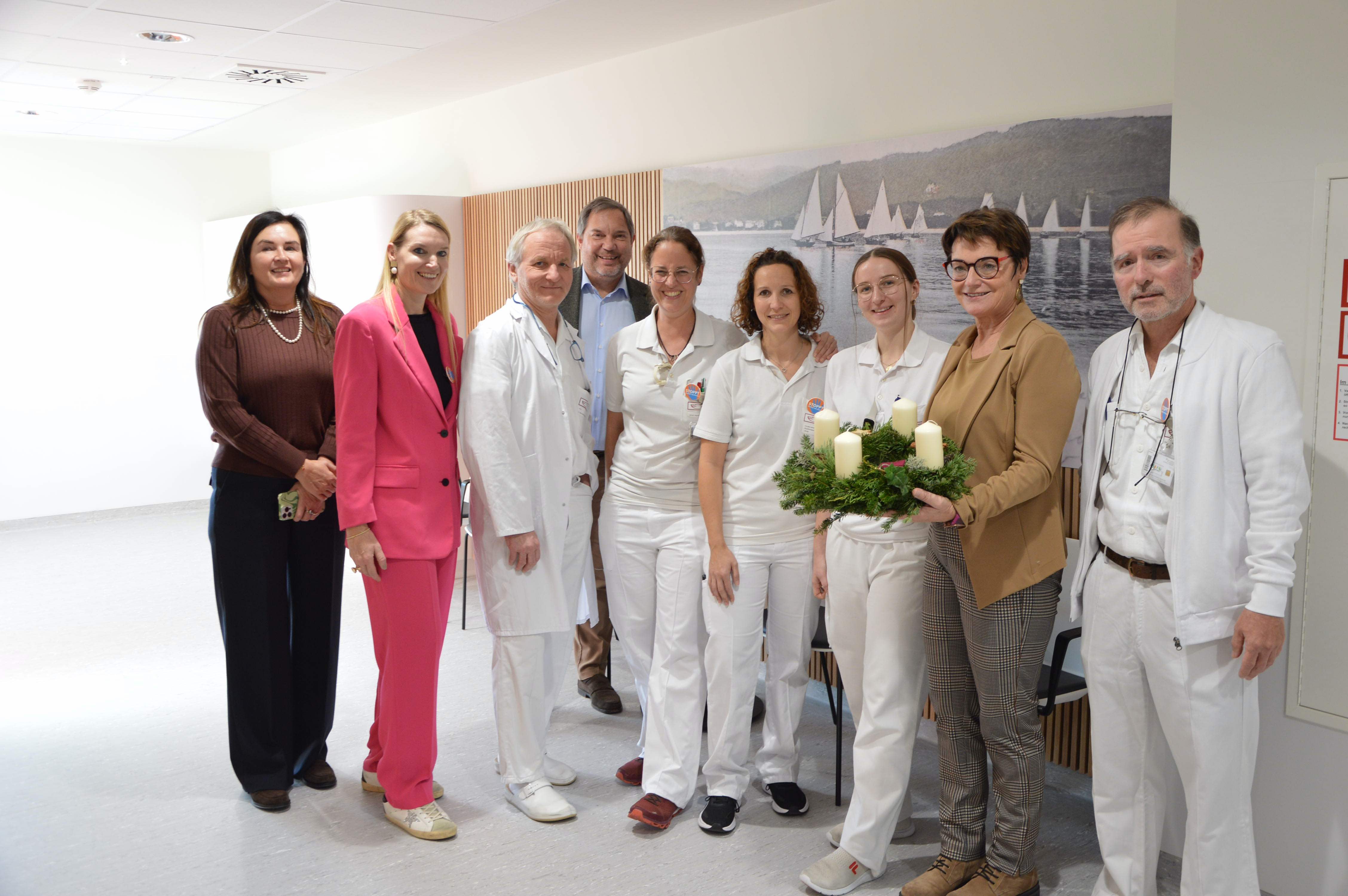 Vorweihnachtliche Eröffnung des Geriatrischen Tageszentrums Sankt Elisabeth mit v.l.n.r.: Mag. Dr. Elke Haber, MBA, PD Silvia Lueger, Msc, ÄL Prim. Dr. Hans Jörg Neumann, GF Mag. Michael Steiner, MAS, OÄ Dr. Patricia Walentiny, die Therapeutinnen Cor