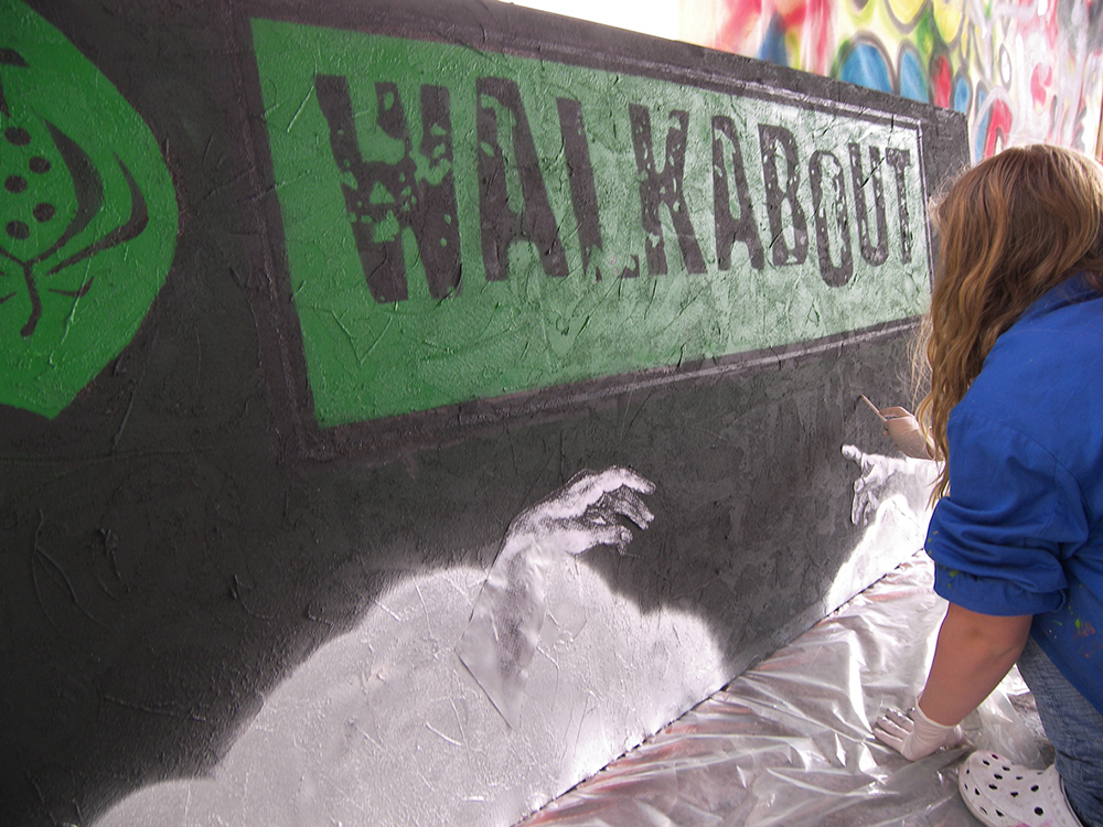 Das Bild zeigt eine Patientin beim malen eines Bildes zu Beginn der WALKABOUT Zeit