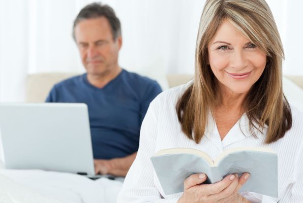 Alte Menschen lesen ohne Brille