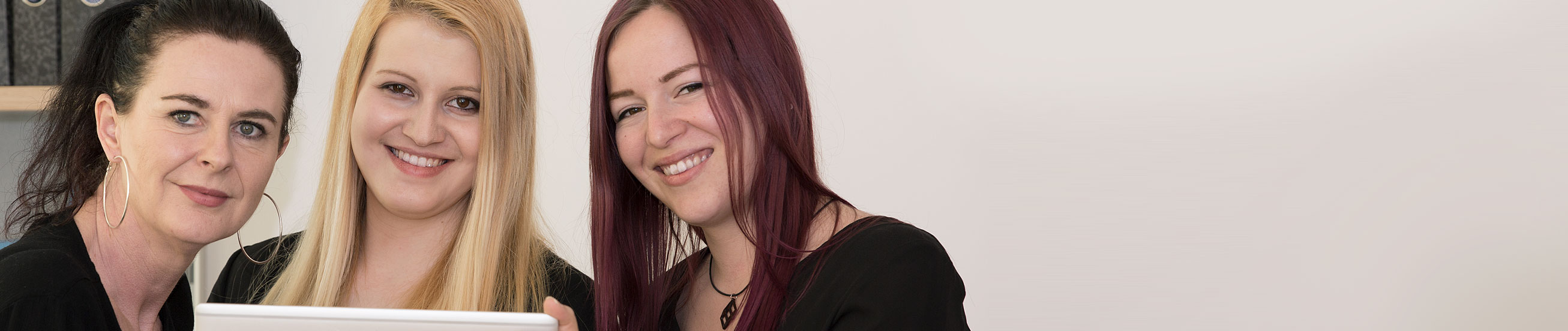 Das Bild zeigt Mitarbeiterinnen der wirtschaftlichen und technischen Berufe.