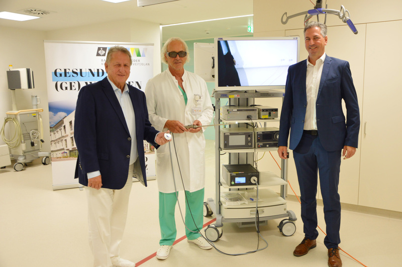 Der hochmoderne, 3D-taugliche Monitor mit innovativer 3D-Optik unterstützt die chirurgische Arbeit und trägt dazu bei, Operationen noch präziser durchzuführen. Bei der offiziellen Übergabe wurde das neue Gerät Prim. Dr. Hartwig Pogatschnig, Vertreter