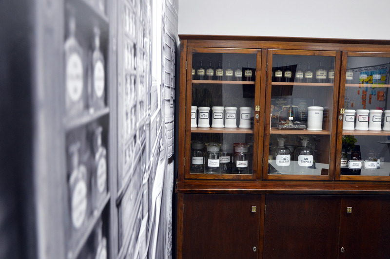 Neue Räumlichkeiten / EKH Alte Apothekerschränke und Tapete
