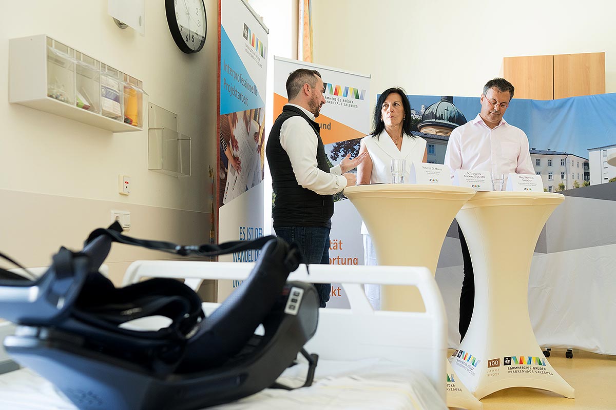 Das Bild zeigt Roberto di Marco (v.l., Vertriebsleiter German Bionic Systems GmbH), Dr. Margareta Bruckner, MBA, MSc (Pflegedirektorin Barmherzige Brüder Salzburg) und Mag. Werner J. Lassacher (Verwaltungsdirektor Barmherzige Brüder Salzburg).