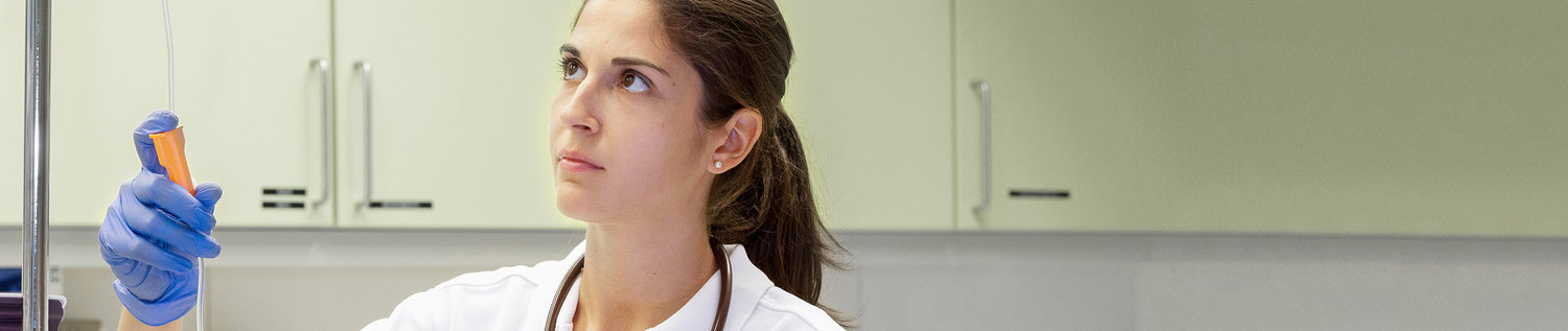 Das Bild zeigt eine Famulantin bei den Barmherzigen Brüdern.