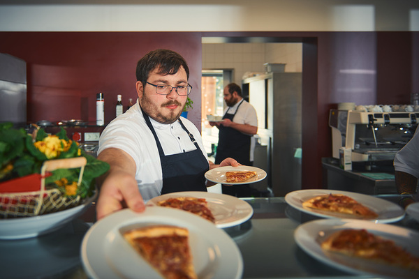 Das Bild zeigt einen Mitarbeitenden des Bistro ErneuerBar.
