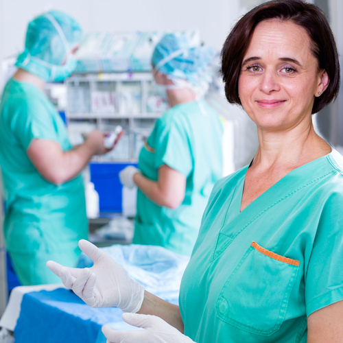 Das Bild zeigt Mitarbeiter im OP