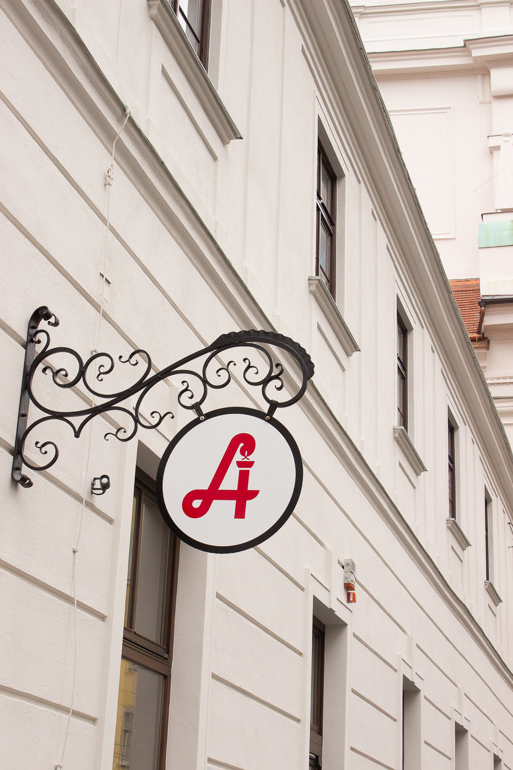 Schild der Apotheke der Barmherzigen Brüder - Aussen