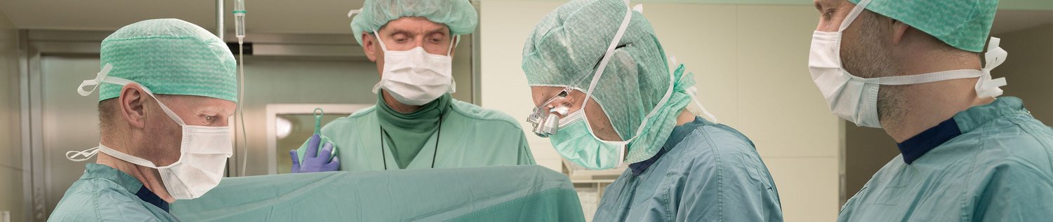 Das Bild zeigt Ärzte und Pfleger bei einer Operation.