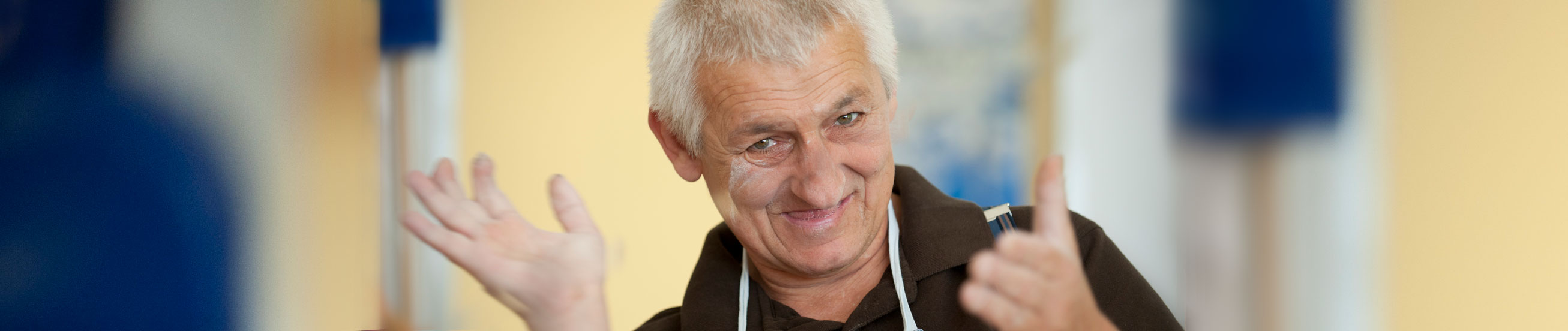 Das Bild zeigt Ernst in den Kreativwerkstätten