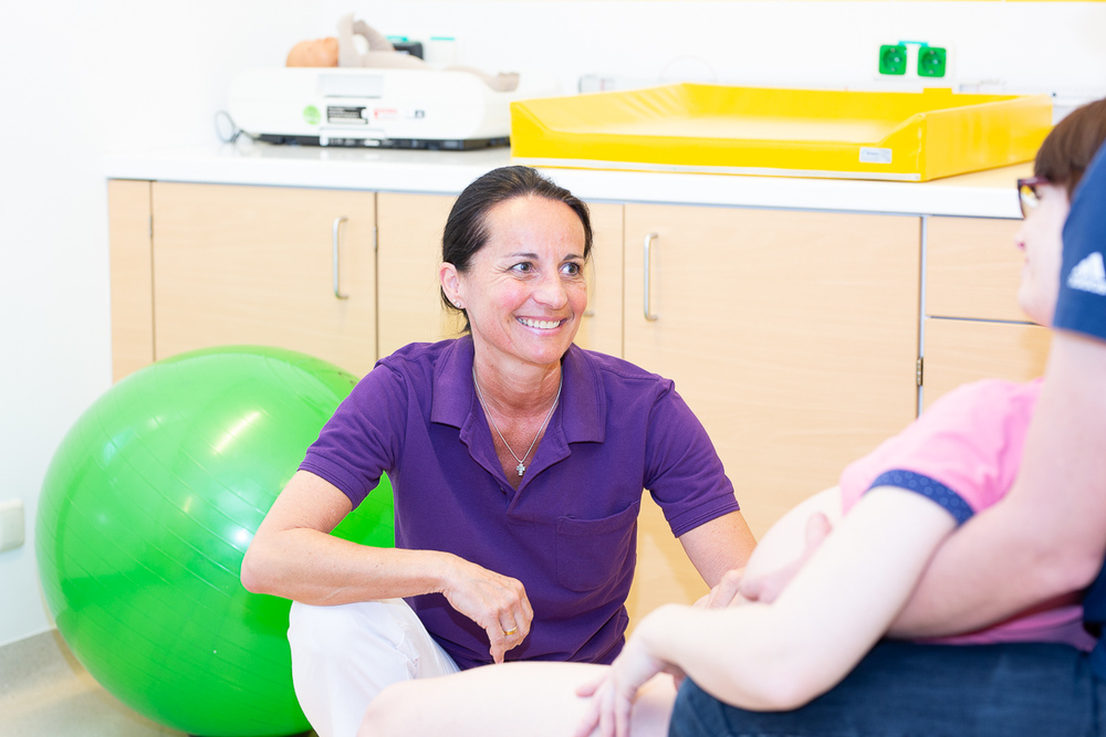 Hebamme betreut Schwangere Frau