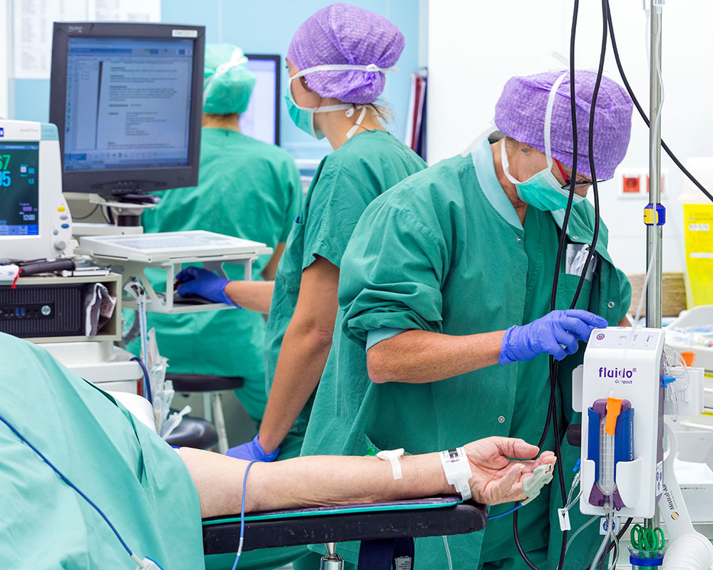 Zu sehen ist eine Szene im OP. Ein Patient unter Narkose.