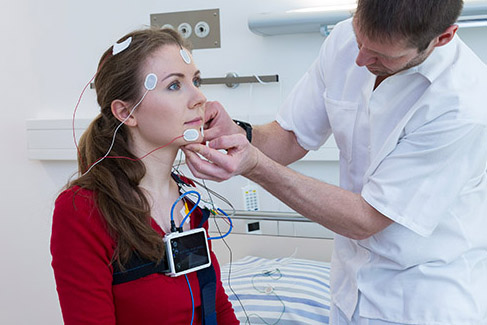 Zu sehen ist eine Patienten, die für das Schlaflabor vorbereitet bzw. verkabelt wird.
