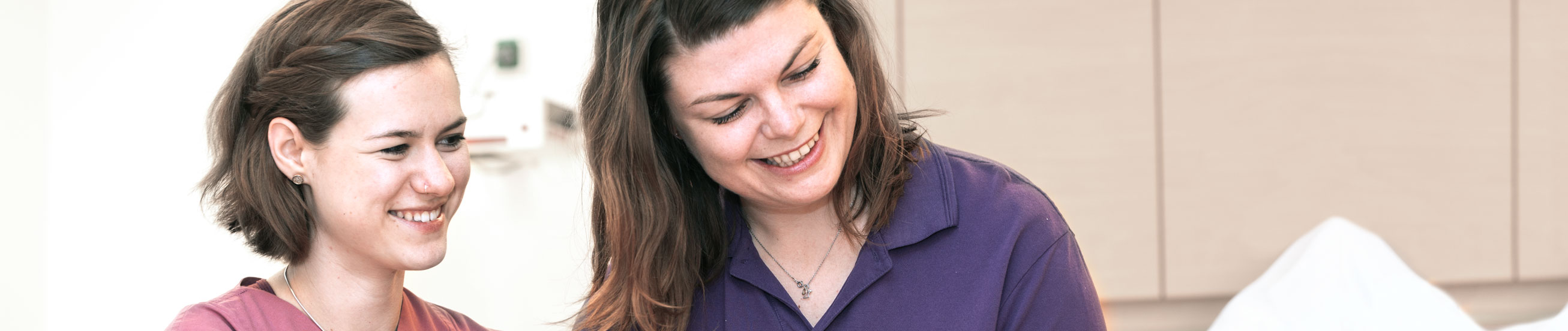 Das Bild zeigt eine Hebamme und eine Praktikantin in Ausbildung zur Hebamme.