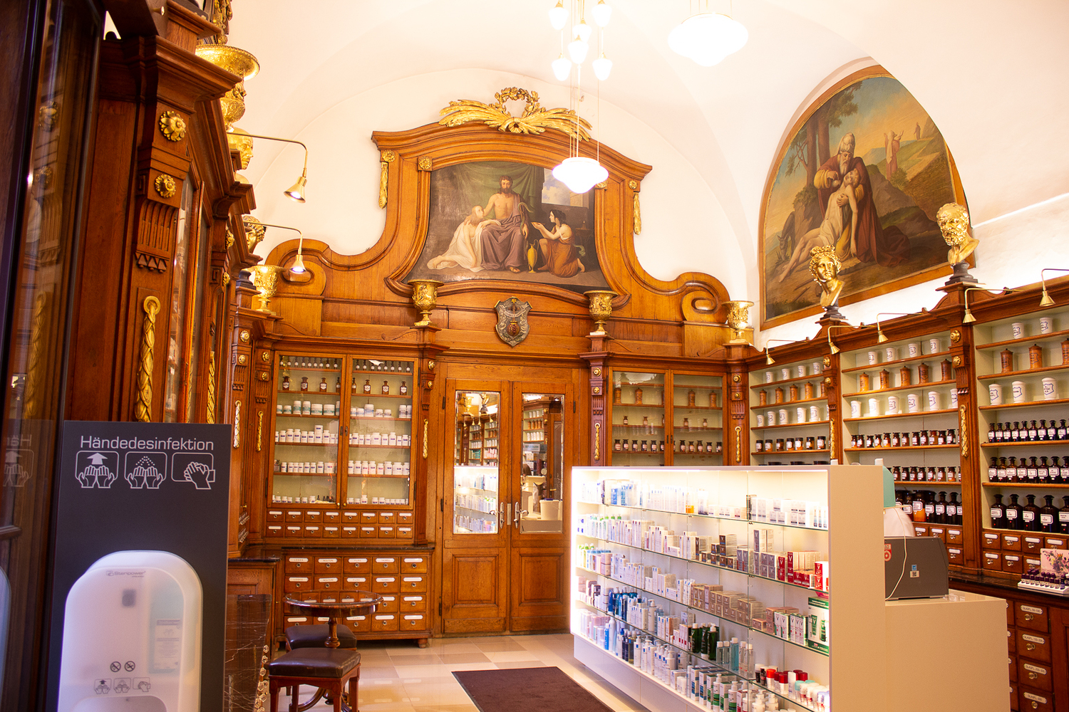 Holzregale in der Apotheke im barocken Stil. 